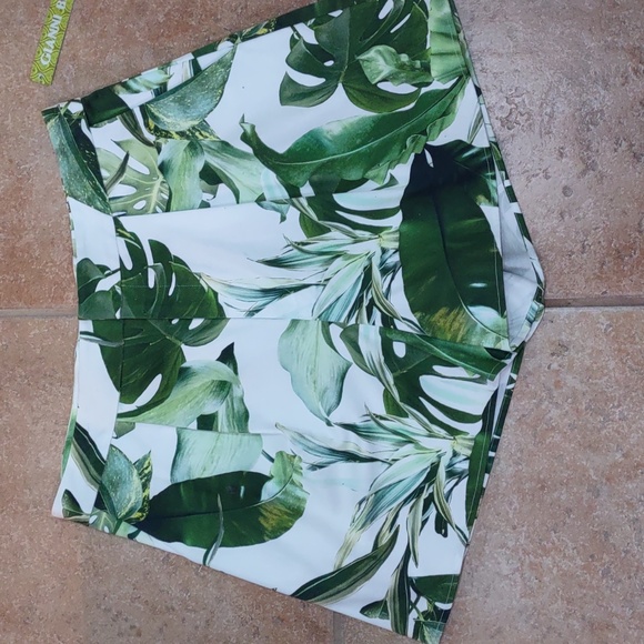 Gianni Bini "Eva" Palm Print Shorts - Picture 4 of 8